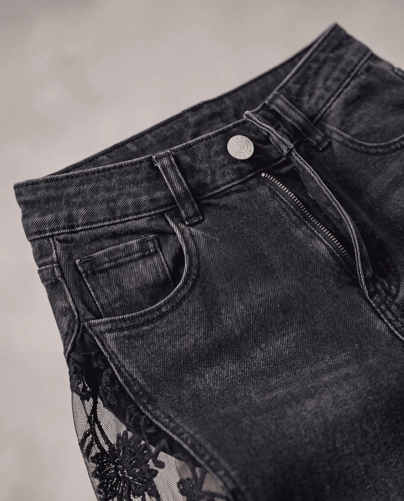 High-rise waist with button and zip